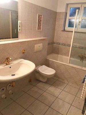 Tageslichtbad mit Wanne