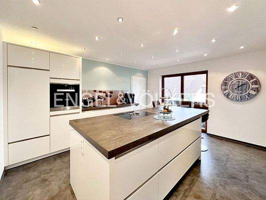 neuwertige Einbauküche mit Kochinsel OG