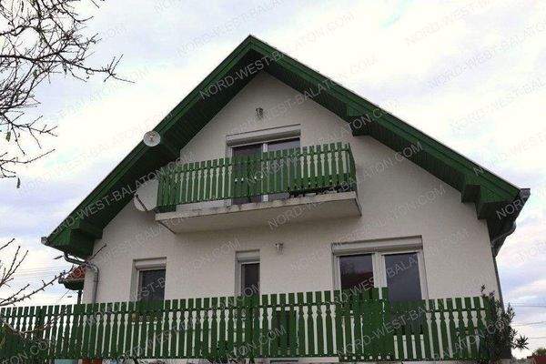 Außenansicht mit Terrasse und Balkon
