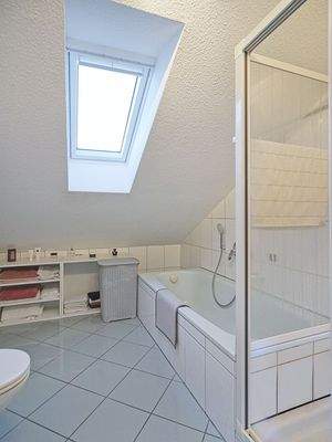 Bad mit Dusche und Wanne