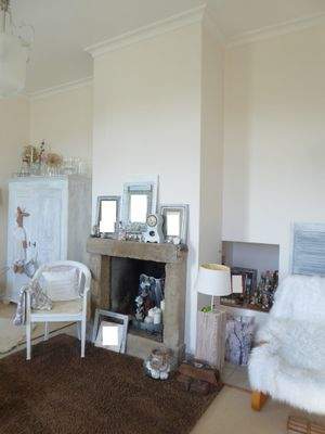 Offener Kamin im Wohnzimmer der Wohnung 1