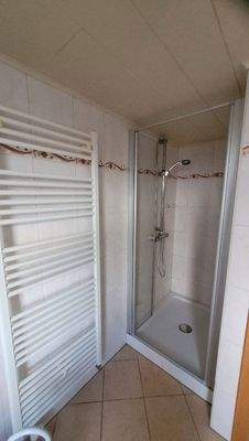 modernes gut ausgestattetes Bad im OG