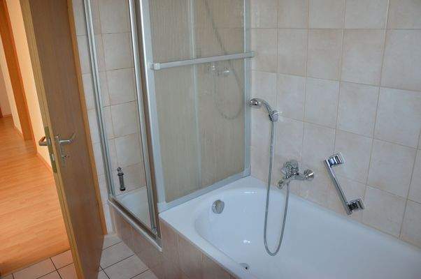 Bad mit Dusche und Wanne