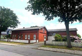 Aussenansicht mit Halle
