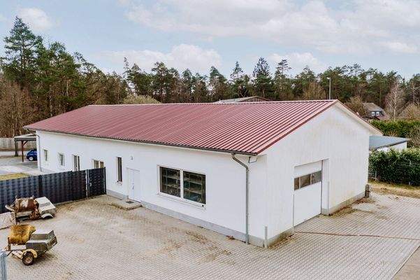 Warmlagerhalle mit Haupthaus