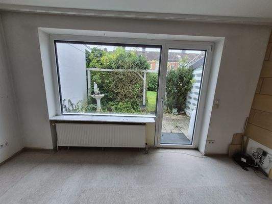 Wohnzimmer Blick auf die Terrasse.jpg