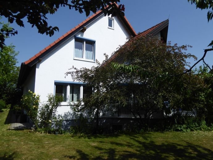 Exklusives Einfamilienhaus mit schönem Grundstück und Garage