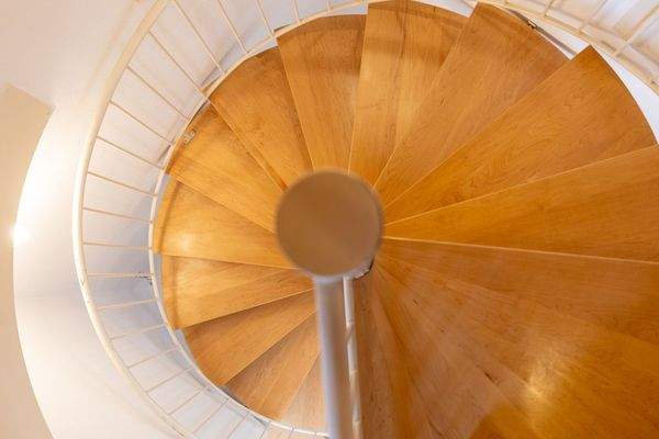 Licht, Holz & Wohngenuss – Charme pur auf drei Etagen mit Schwedenofen und stilvoller Wendeltreppe