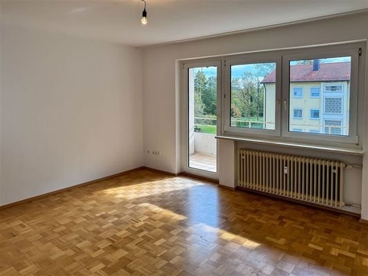 Wohnzimmer mit Balkon