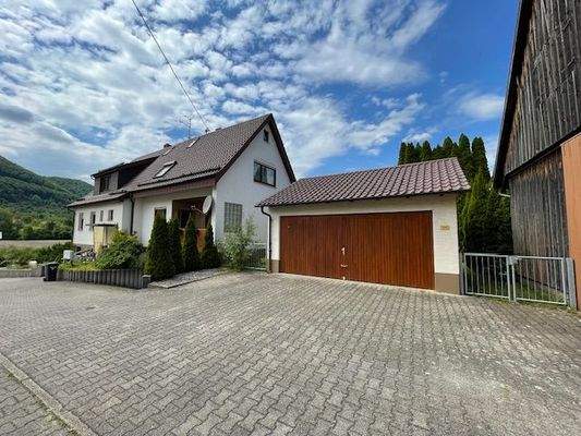 Vorderansicht Haus u. Doppelgarage