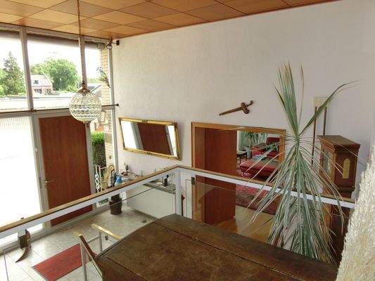 Blick zum Eingang und Wohnzimmer