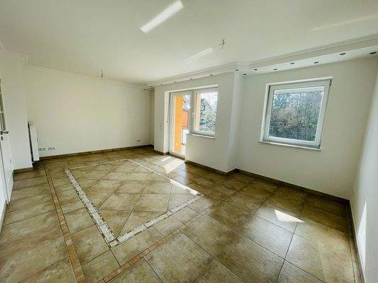 Wohnzimmer mit Zugang zum Balkon