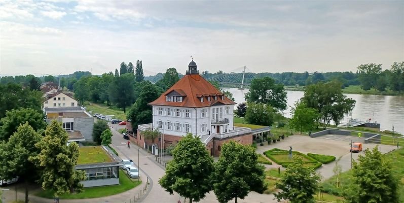 Blick über den Garten der zwei Ufer