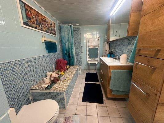 Bad mit Wanne + Dusche