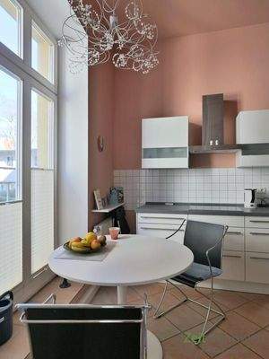 Küchentisch vor dem Fenster