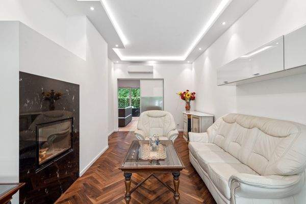 Vielfältige Nutzungsmöglichkeiten des Wohnbereichs mit Sichtkamin und Zugang zur Küche durch Schiebetüren