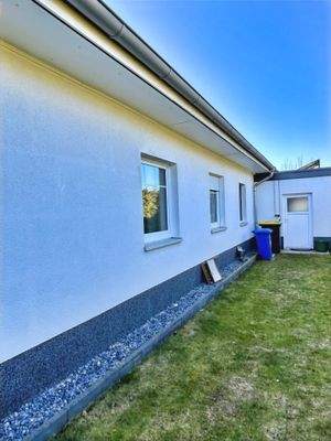 Nordseite mit Zugang in die Garage