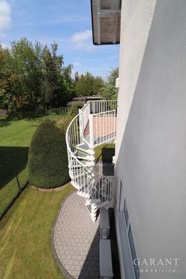 Wendeltreppe vom Balkon i. d. Garten