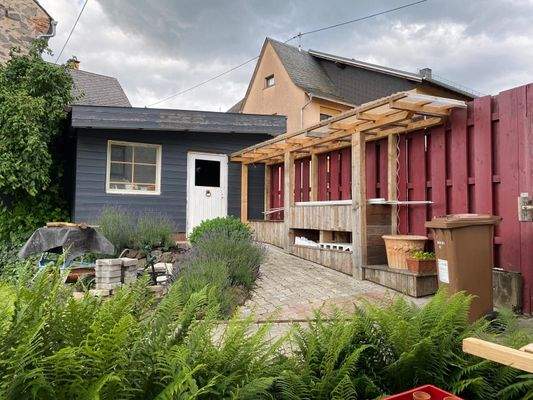 Gartenhäuschen u. Hochbeet