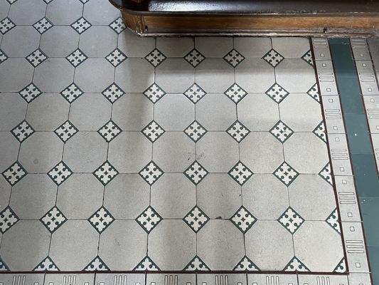 Schöne originale Fliesendetails.