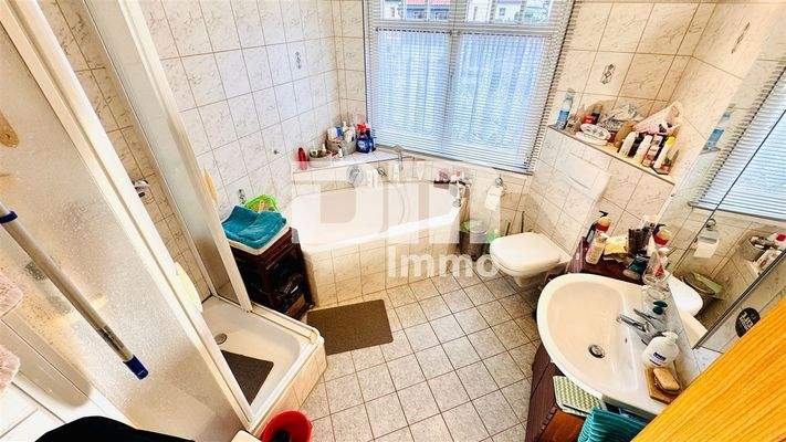EG Badezimmer / Wanne / Dusche