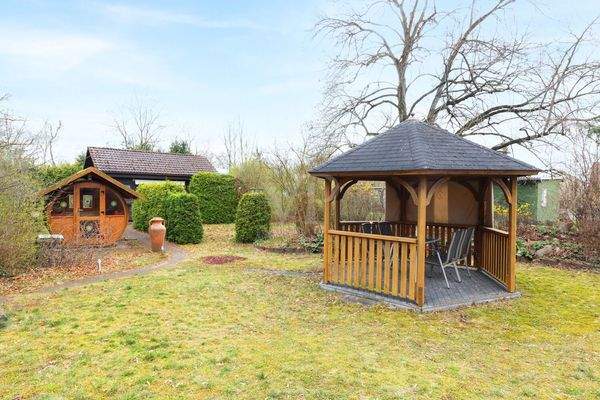 Pavillon und Gartenfass