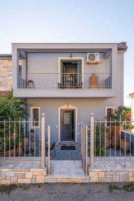 front view apt 5.jpg