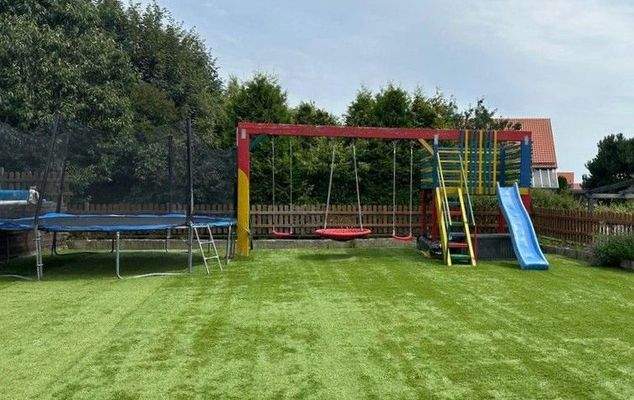 Spielplatz mit Kunstrasen