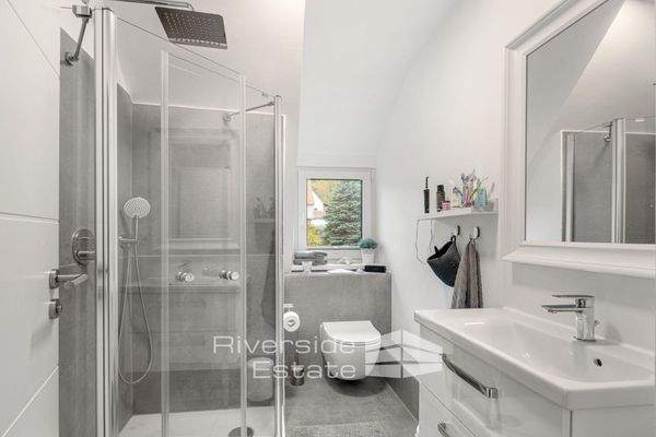 Bad mit Dusche im Obergeschoss