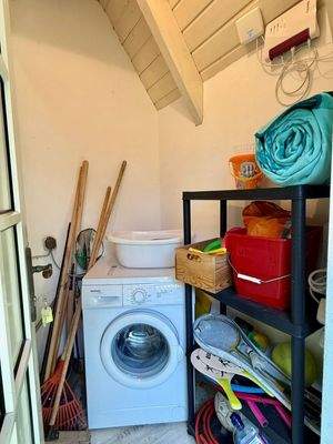 Außen-Abstellraum mit Waschmaschine