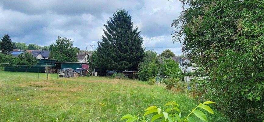 SCHÖNES GARTENGRUNDSTÜCK MIT NATURIDYLL