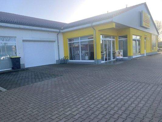 Eingang neben dem Discounter