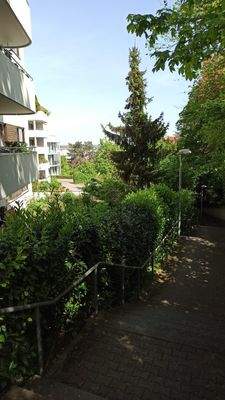 Ostfußweg ums Gebäude