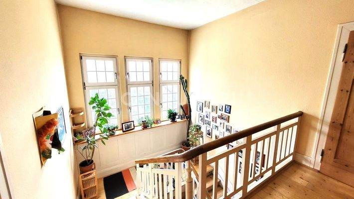 Das lichtdurchflutete und große Treppenhaus 