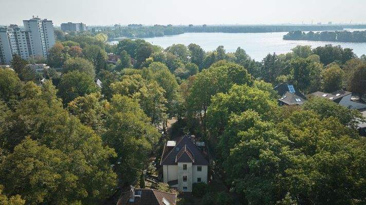 Luftaufnahme See + Haus