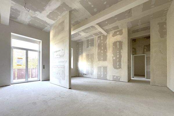 Wohnraum mit Zugang zum Balkon