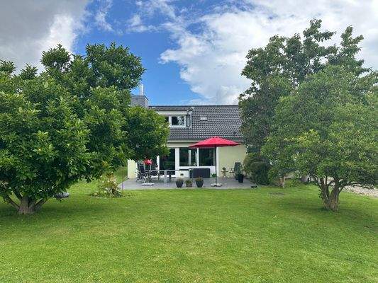 Blick vom Garten auf das Haus