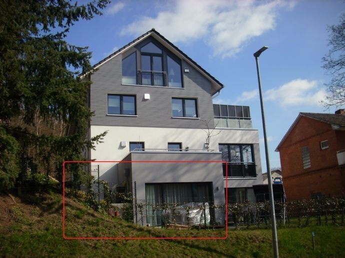 Vermietete neuwertige 1,5 Zimmer Wohnung im Souterrain mit Terrasse/Garten und Carport in KFW 70 Bauweise.