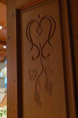 feine Schnitzereien in der Gaststube