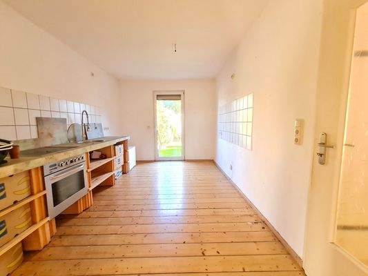 helle Küche mit Zugang Gst.