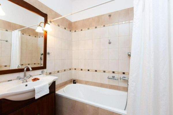 Kreta, Kournas: Spektakuläre Villa mit Tennisplatz nahe des Kournas-Sees zu verkaufen