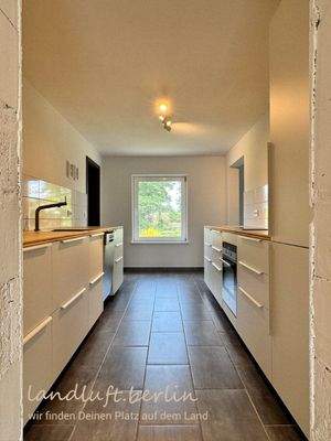 Küche im Wohnhaus, Blick Richtung Dorfteich.jpg