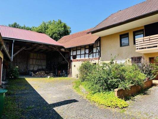 Haus mit Innenhof und Nebengebäude