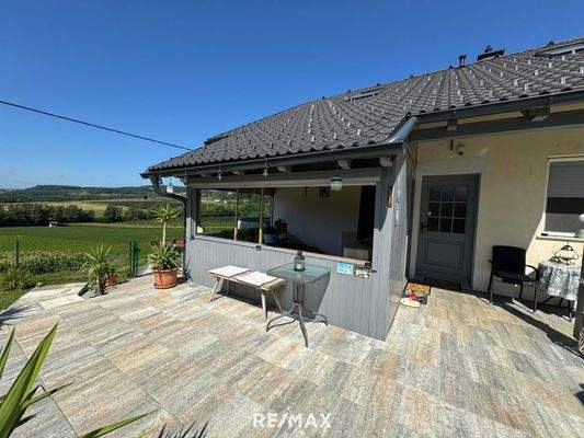 Terrasse und Eingang