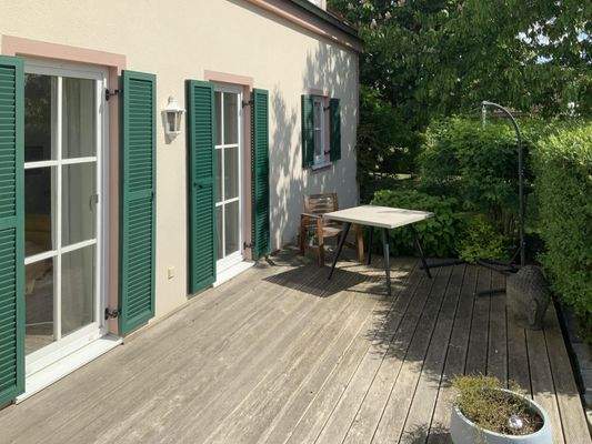 Terrasse mit Blick in den Garten