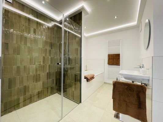 Bad mit Dusche &amp; Wanne