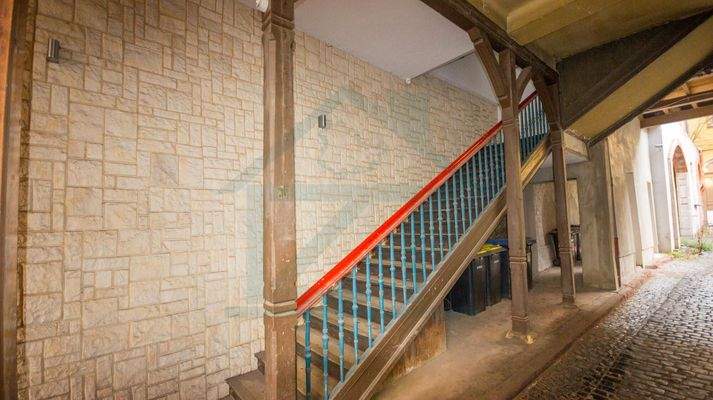 überdachte Treppe Innenhof