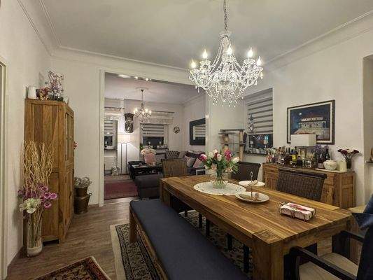 Essbereich mit Blick zum Wohnbereich