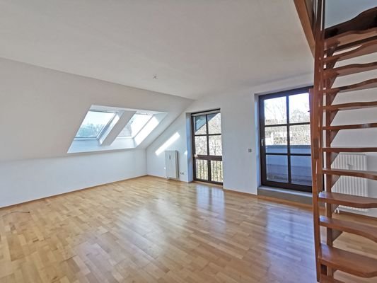 Gemütliches Wohnzimmer mit Speicherzugang und Balkon