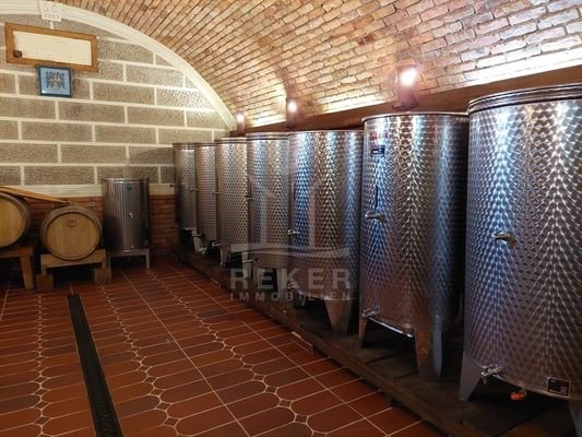 Der hausgemachte Wein wird im Weinkeller gelagert
